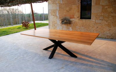 La table mikado d’Evelyne : un design et des dimensions spécifiques