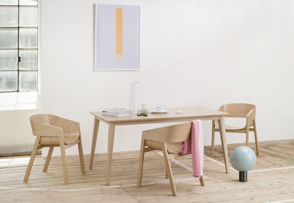 Table scandinave dans la salle à manger pour un style nordique
