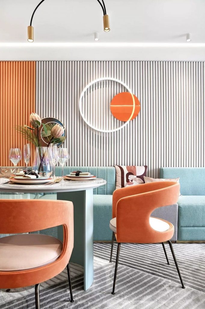 salle à manger rétro chaise design table design mur design vintage banquette bleue
