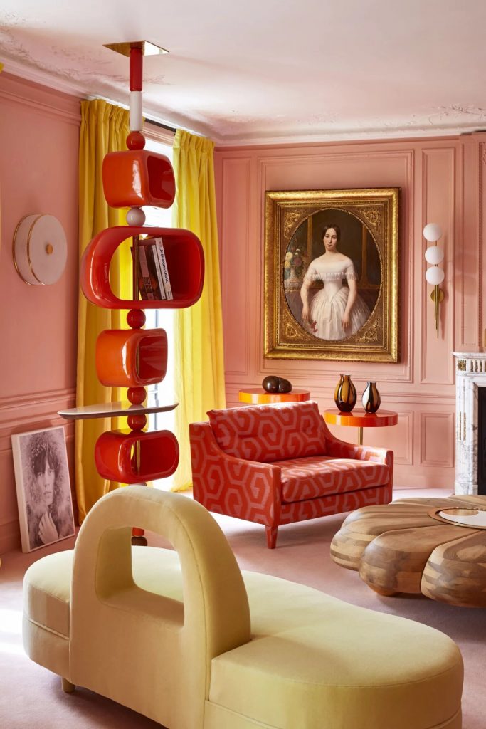 salon décoration tendance rétro canapé jaune design fauteuil rose design table basse design