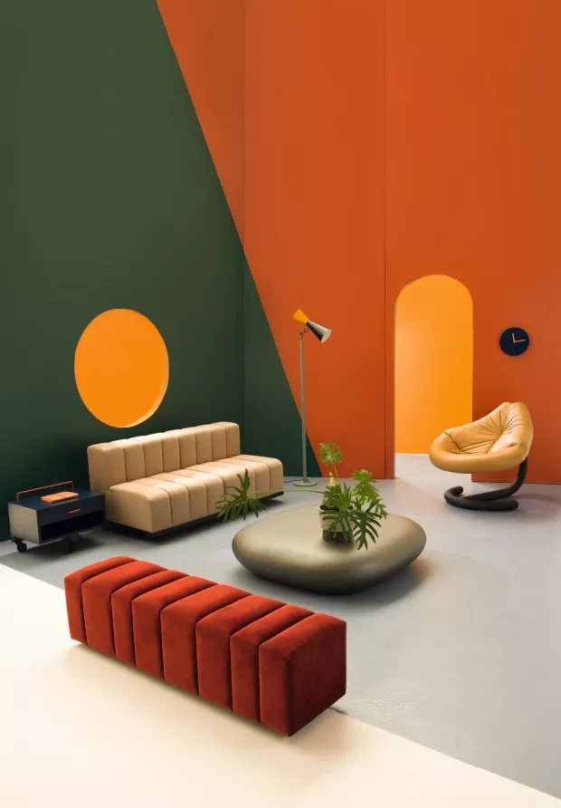 décoration rétro salon années 70 canapé design fauteuil design cuir banquette design rouge mur design table basse design