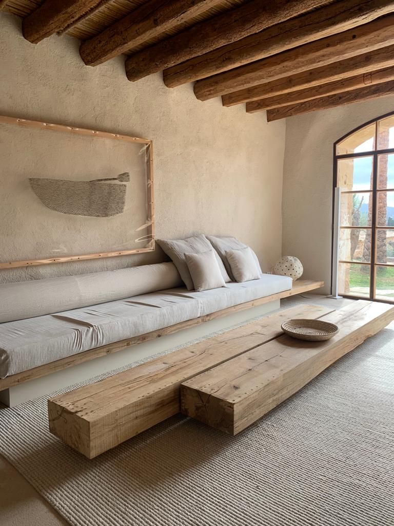 décoration intérieur matériaux naturels design déco salon canapé blanc bois tapis en jute mur en chaux table basse bois